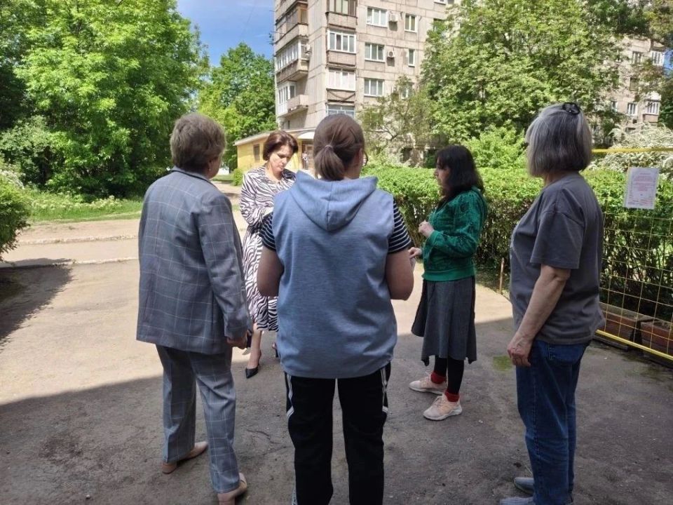 Игорь Мартынов: Встреча с населением. 21 мая управляющий делами администрации муниципального образования городского округа Енакиево Людмила Стасенко провела встречу с гражданами по адресу: г. Енакиево, ул. Коммунистическая... Игорь Мартынов: Встреча с населением. 21 мая управляющий делами администрации муниципального образования городского округа Енакиево Людмила Стасенко провела встречу с гражданами по адресу: г. Енакиево, ул. Коммунистическая...