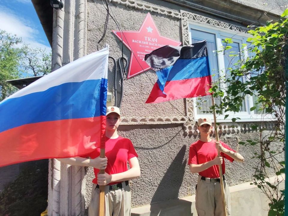 Помним Героя: В Торезе открыли "Парту Героя" и "Звезду Героя" в память о Василии Ткаче! Помним Героя: В Торезе открыли "Парту Героя" и "Звезду Героя" в память о Василии Ткаче!