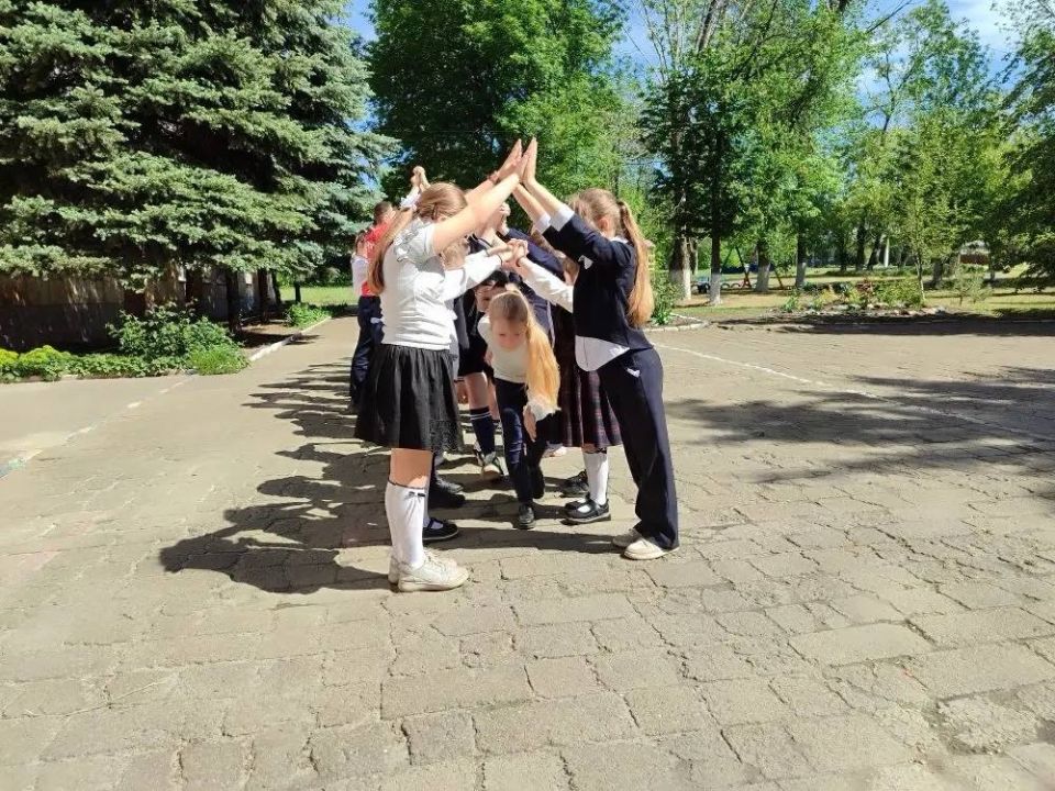 Ценный вклад в копилку добрых дел в рамках акции «Маленькие добрые дела», совершили, представители ГБОУ "Школа № 152 имени Героев-десантников г.о. Донецк", организовав спортивные игры на свежем воздухе для совместного... Ценный вклад в копилку добрых дел в рамках акции «Маленькие добрые дела», совершили, представители ГБОУ "Школа № 152 имени Героев-десантников г.о. Донецк", организовав спортивные игры на свежем воздухе для совместного...