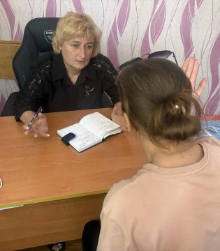 В общественной приёмной партии «Единая Россия» в городе Снежное прошёл приём граждан депутатом фракции партии «Единая Россия» Снежнянского городского совета Карташевой Ирины Валериевны
