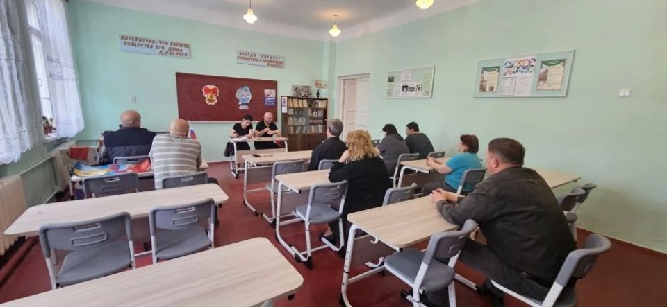 Роман Конев: 20 мая 2026 года депутаты Горловского городского совета от фракции «Единая Россия» - Сергей Третьяков, Дмитрий Корона, Геннадий Маюров, Сергей Медведев и Инает Розводова провели встречи с населением Роман Конев: 20 мая 2026 года депутаты Горловского городского совета от фракции «Единая Россия» - Сергей Третьяков, Дмитрий Корона, Геннадий Маюров, Сергей Медведев и Инает Розводова провели встречи с населением