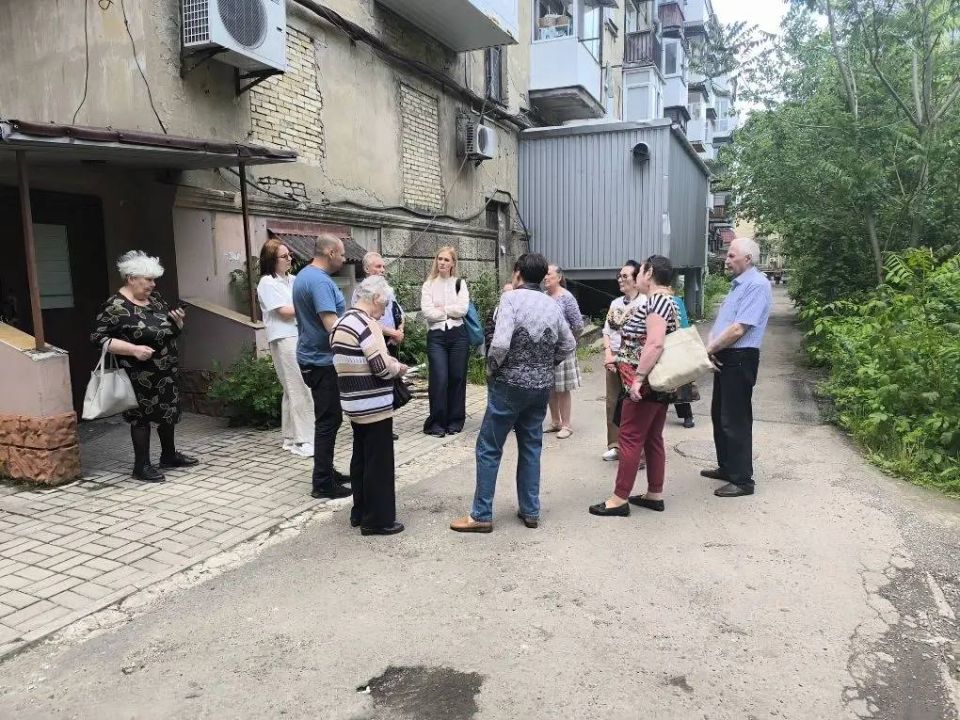 21 мая заместитель руководителя Управы Ворошиловского внутригородского района Администрации городского округа Донецк Денис Григорьев встретился с жителями района