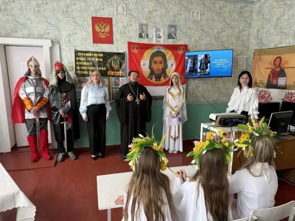 Олег Трофимов: «История России в великих святых»: акция партийного проекта объединила школьников Донецкой Народной Республики Олег Трофимов: «История России в великих святых»: акция партийного проекта объединила школьников Донецкой Народной Республики