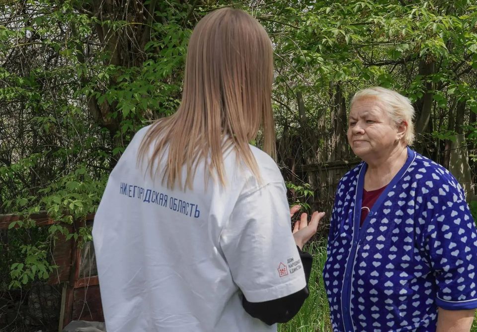 Волонтеры из Нижнего Новгорода помогают жителям Иловайска Волонтеры из Нижнего Новгорода помогают жителям Иловайска