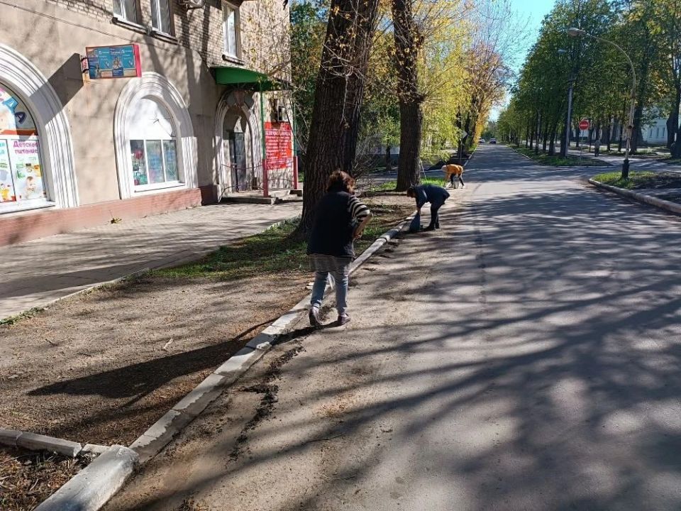 Активисты ПО «Единой России» 1181 привели в порядок территорию Соцгородка Активисты ПО «Единой России» 1181 привели в порядок территорию Соцгородка