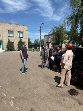 Александр Молчанов, депутат Амвросиевского муниципального совета, встретился с жителями поселка Кутейниково, проживающими на улице Энгельса