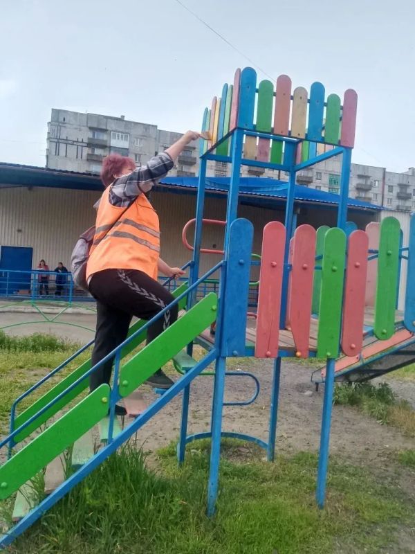 В Снежном продолжаются работы по благоустройству территорий общего пользования В Снежном продолжаются работы по благоустройству территорий общего пользования