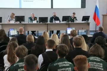 В рамках нацпроекта «Молодёжь и дети» провели стратегическую сессию регионального проекта «Донбасс.Карьера». С ребятами из российских студотрядов, представителями органов исполнительной власти, работодателями