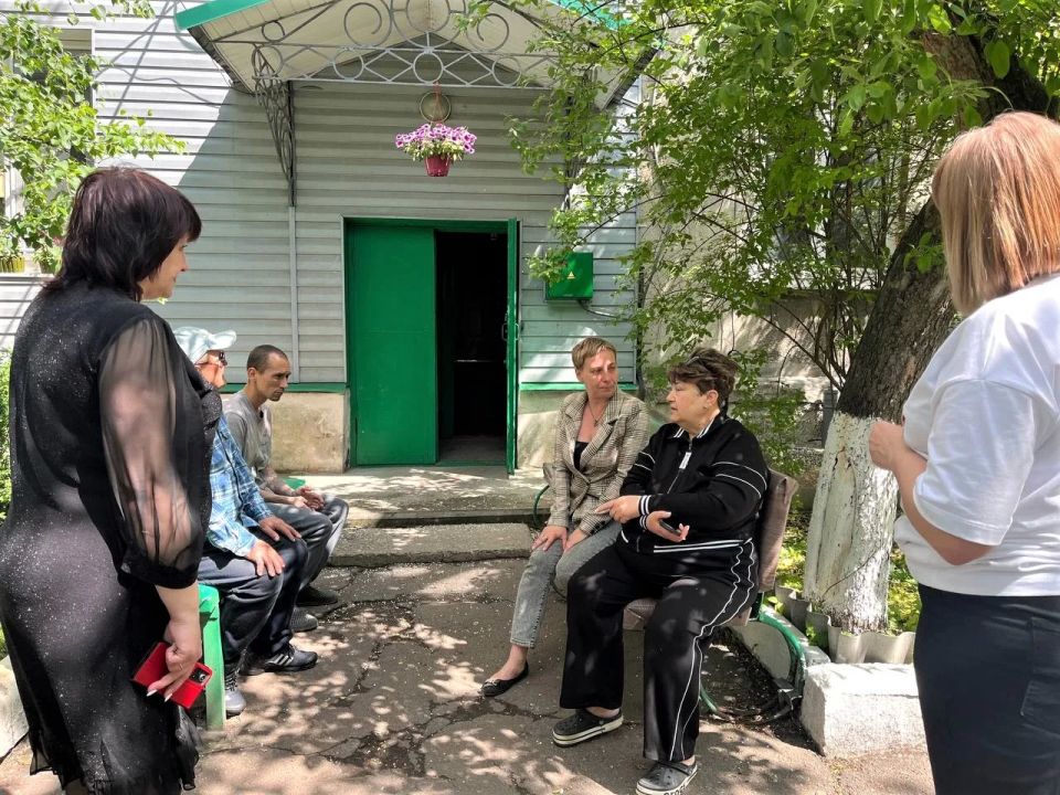 Управляющий делами администрации г.о. Дебальцево Инна Рудакова провела встречу с населением