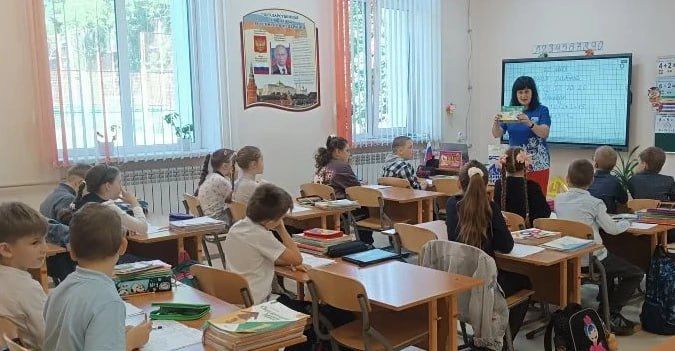 Активисты «Единой России» передали первоклассникам седьмой школы города Ясиноватая коллекцию развивающих игр Активисты «Единой России» передали первоклассникам седьмой школы города Ясиноватая коллекцию развивающих игр