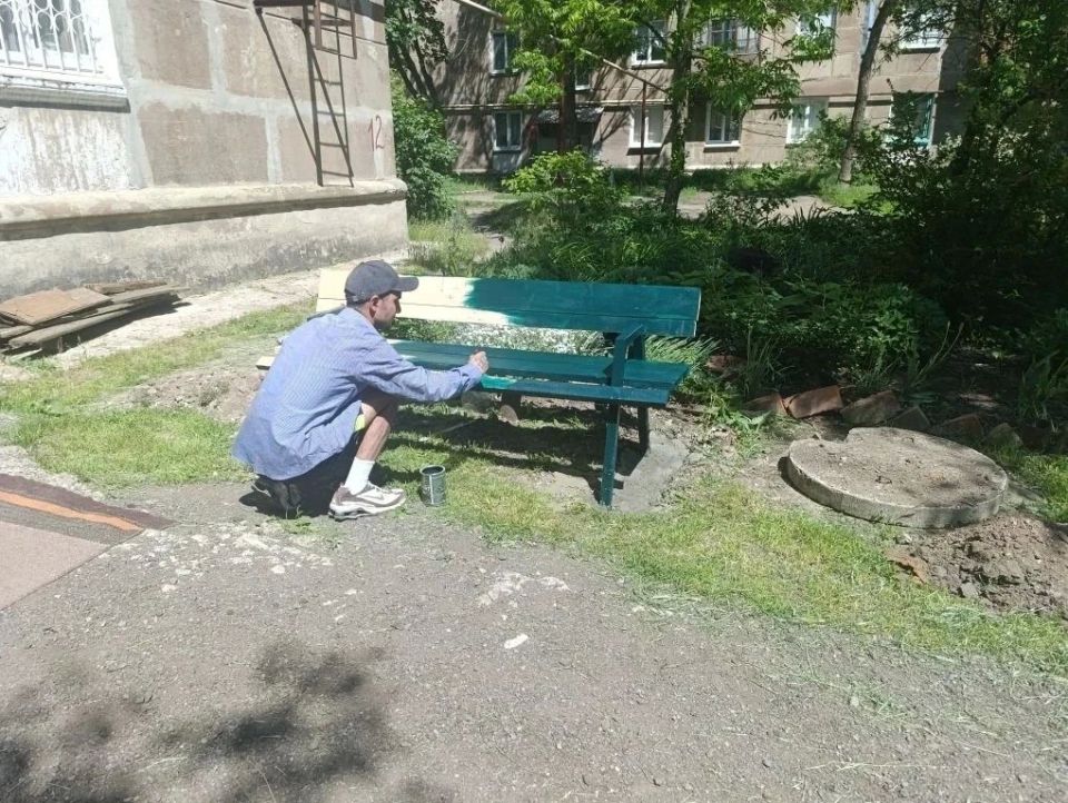 По просьбе жителей в Ждановке установили скамейки у многоквартирного дома
