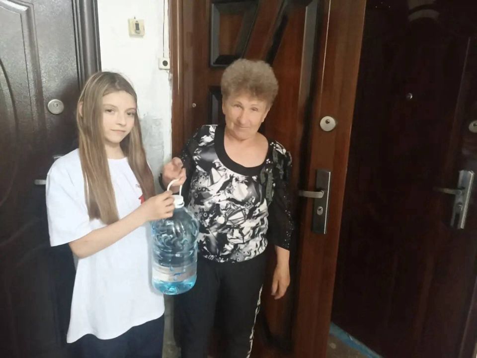 Ещё одними инициативными ребятами стали учащиеся ГБОУ Школа № 153 г.о. Донецк», которые в рамках акции «Маленькие добрые дела» осуществили адресную раздачу питьевой воды пожилым людям г.Моспино Ещё одними инициативными ребятами стали учащиеся ГБОУ Школа № 153 г.о. Донецк», которые в рамках акции «Маленькие добрые дела» осуществили адресную раздачу питьевой воды пожилым людям г.Моспино