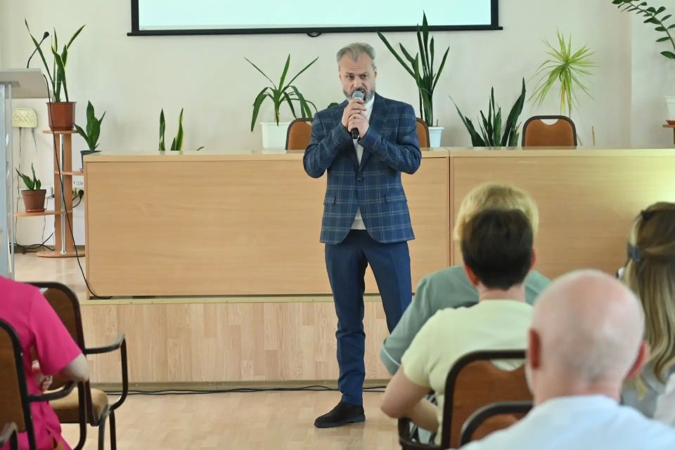 Не болейте, доктор!. Вокалисты Музыкально-драматического театра имени М.М. Бровуна поздравили с профессиональным праздником — Днём травматолога, который отмечается во всём мире 20 мая, сотрудников Республиканского центра... Не болейте, доктор!. Вокалисты Музыкально-драматического театра имени М.М. Бровуна поздравили с профессиональным праздником — Днём травматолога, который отмечается во всём мире 20 мая, сотрудников Республиканского центра...