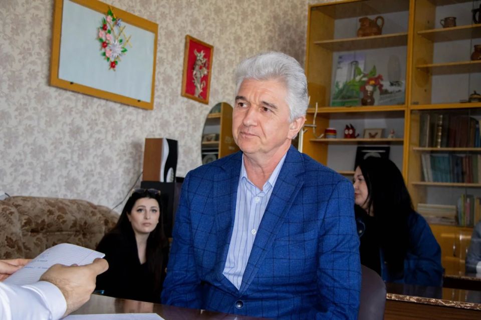 Заместитель Председателя Народного Совета ДНР Алексей Дорофеев провел встречу с трудовым коллективом школы №25 города Донецка Заместитель Председателя Народного Совета ДНР Алексей Дорофеев провел встречу с трудовым коллективом школы №25 города Донецка