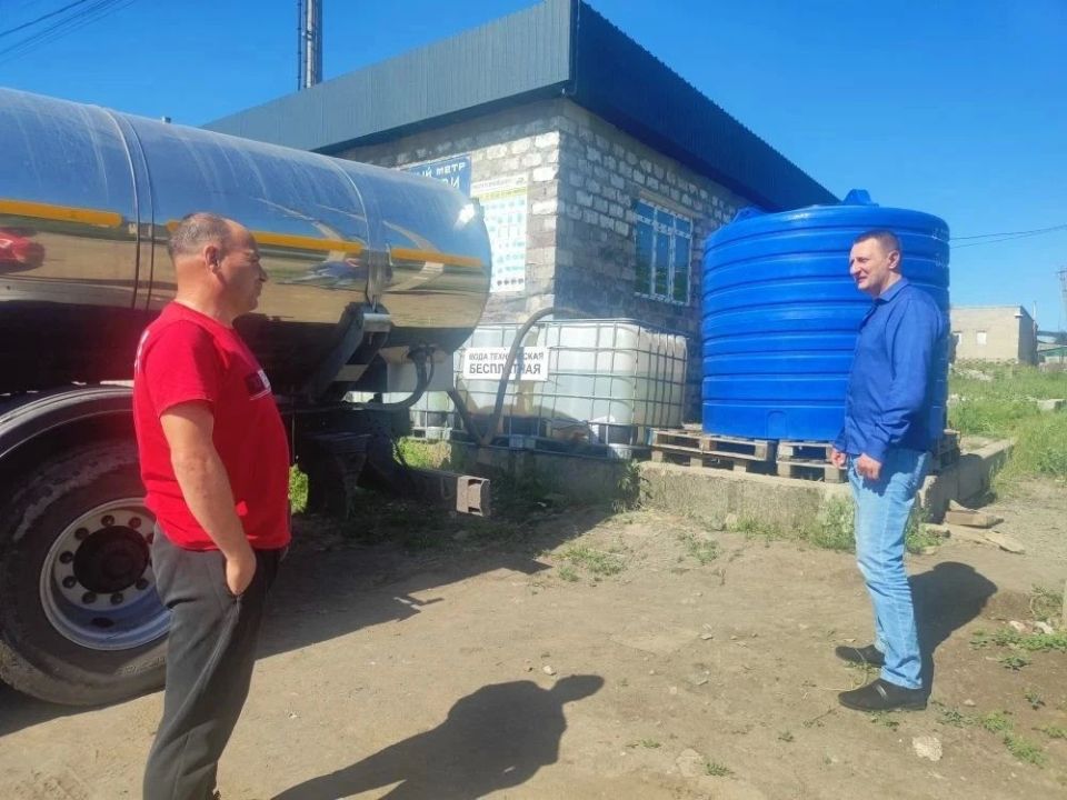 Депутат Торезского городского совета Иван Масленников проконтролировал подвоз воды в ранее установленную емкость по ул. 50 лет ВЛКСМ