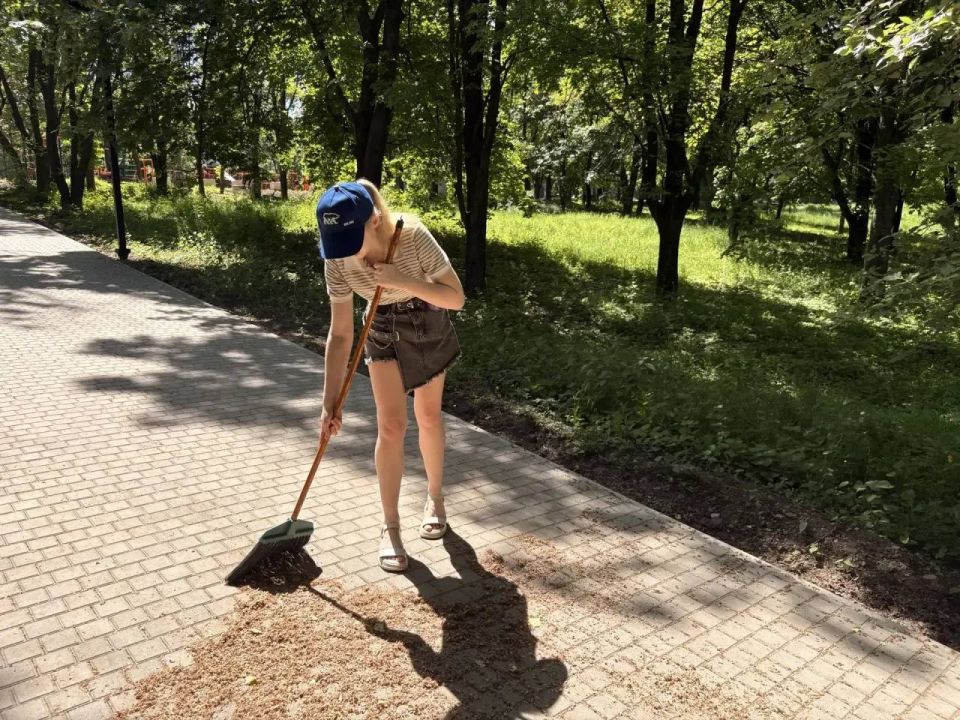 Активисты местного отделения «Единой России» приняли участие в общегородском субботнике и вышли на уборку парка отдыха Машиностроитель Активисты местного отделения «Единой России» приняли участие в общегородском субботнике и вышли на уборку парка отдыха Машиностроитель