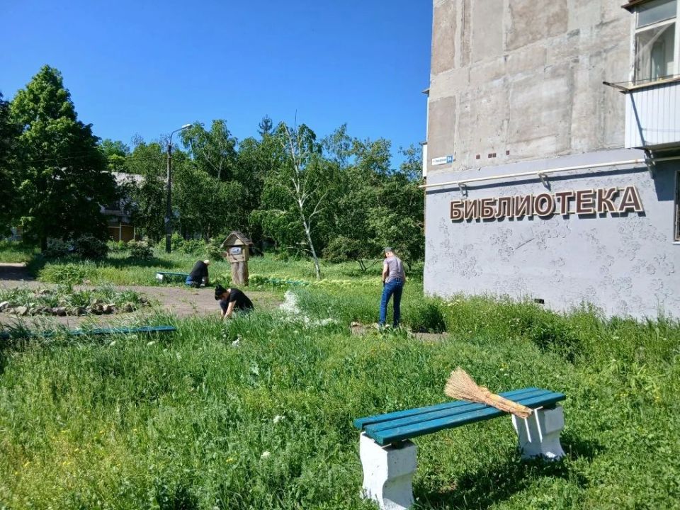 Традиционную активность продемонстрировали во время субботника работники учреждений культуры округа Традиционную активность продемонстрировали во время субботника работники учреждений культуры округа