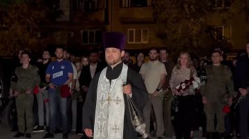 В Донецке прошел траурный митинг в память о жертвах обстрела ВСУ в Старобельске