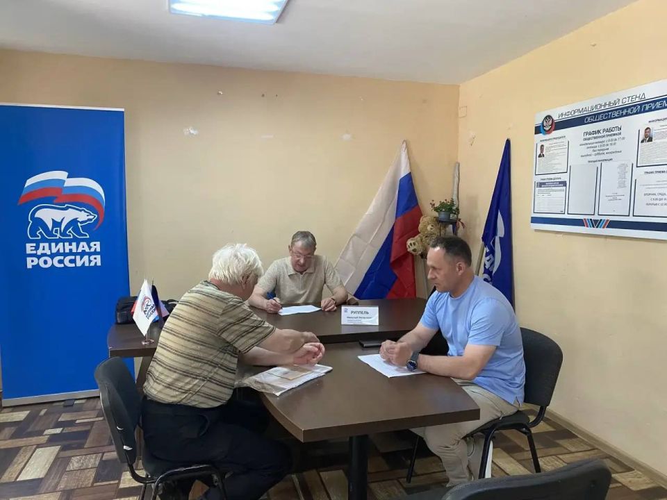 Александр Пеняев: В ходе очередного приема, который провел на площадке общественной приемной «Единой России» в Ясиноватой вместе с заместителем главы администрации округа Александром Пеняевым, ответили на вопросы жителей...
