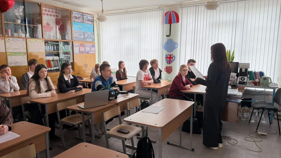В школах Снежного прошли комплексные уроки безопасности для учащихся В школах Снежного прошли комплексные уроки безопасности для учащихся