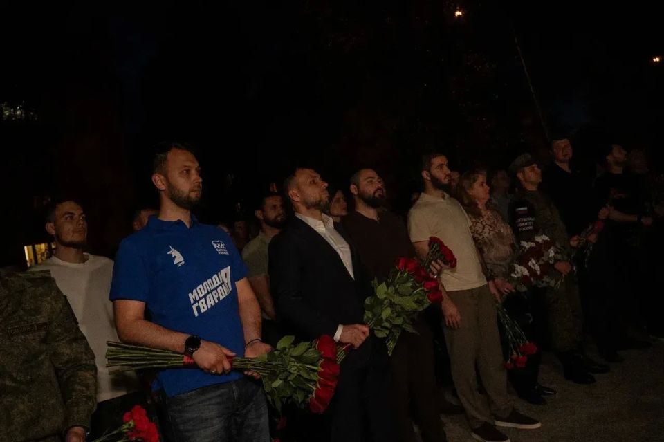«Украинские нацисты били именно по беззащитным детям»: В Донецке почтили память жертв трагедии в Старобельске «Украинские нацисты били именно по беззащитным детям»: В Донецке почтили память жертв трагедии в Старобельске