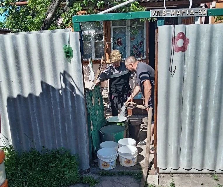 В Кировском внутригородском районе при поддержке региона-шефа Московская область продолжается подвоз воды для жителей домов, в которые в установленный графиком день не поступила вода В Кировском внутригородском районе при поддержке региона-шефа Московская область продолжается подвоз воды для жителей домов, в которые в установленный графиком день не поступила вода