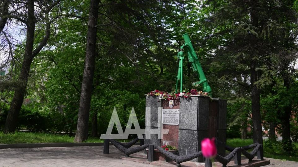 Полковнику посвящается. В Донецке, в сквере у проходной металлургического завода, стоит скромный, но очень сильный памятник Полковнику посвящается. В Донецке, в сквере у проходной металлургического завода, стоит скромный, но очень сильный памятник