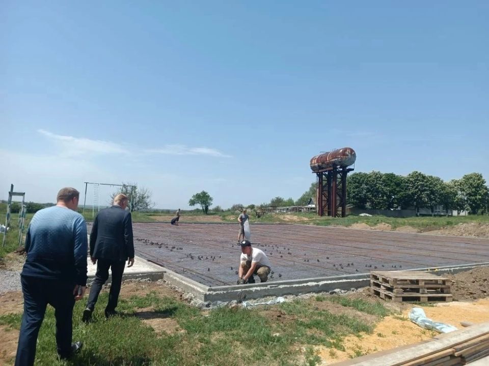 Строительство спортивной площадки в с. Боевое продолжается в рамках федеральной программы «Комплексное развитие сельских территорий» Строительство спортивной площадки в с. Боевое продолжается в рамках федеральной программы «Комплексное развитие сельских территорий»