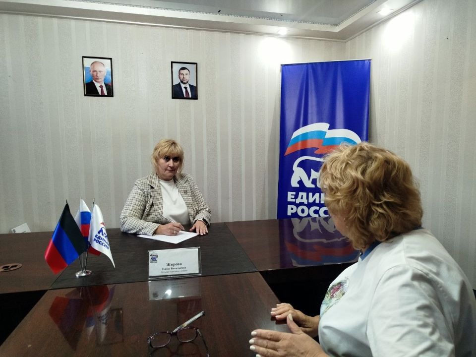 Состоялся прием граждан. Сегодня, 22 мая, в Общественной приемной Партии "Единая Россия" города Тореза депутат городского совета Жирова Елена Васильевна провела прием граждан Состоялся прием граждан. Сегодня, 22 мая, в Общественной приемной Партии "Единая Россия" города Тореза депутат городского совета Жирова Елена Васильевна провела прием граждан