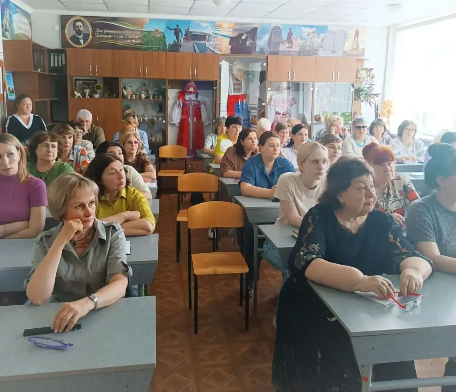 Состоялась встреча начальника Управления образования администрации городского округа Горловка с трудовым коллективом Состоялась встреча начальника Управления образования администрации городского округа Горловка с трудовым коллективом