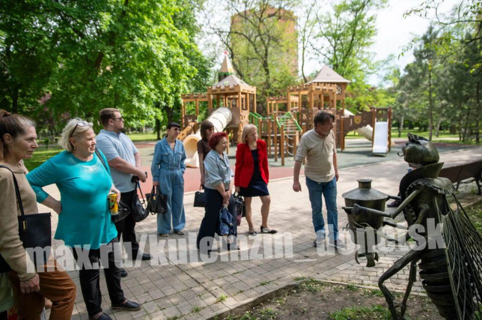 Алексей Кулемзин: В художественном музее «Арт-Донбасс» состоялось важное событие — подписание Соглашения о сотрудничестве между с «Институтом воспитания» и художественным музеем «Арт-Донбасс» города Донецка Алексей Кулемзин: В художественном музее «Арт-Донбасс» состоялось важное событие — подписание Соглашения о сотрудничестве между с «Институтом воспитания» и художественным музеем «Арт-Донбасс» города Донецка