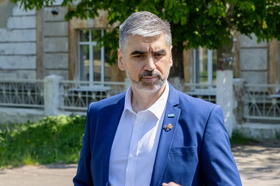 Заместитель Председателя Народного Совета ДНР Алексей Дорофеев провел встречу с трудовым коллективом школы №25 города Донецка Заместитель Председателя Народного Совета ДНР Алексей Дорофеев провел встречу с трудовым коллективом школы №25 города Донецка