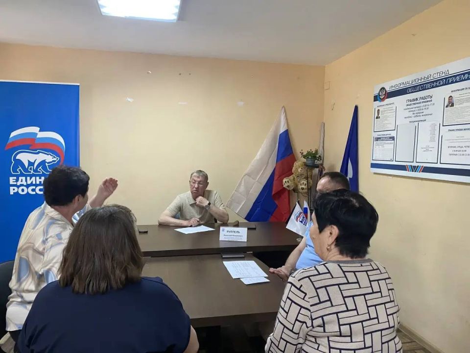 Александр Пеняев: В ходе очередного приема, который провел на площадке общественной приемной «Единой России» в Ясиноватой вместе с заместителем главы администрации округа Александром Пеняевым, ответили на вопросы жителей... Александр Пеняев: В ходе очередного приема, который провел на площадке общественной приемной «Единой России» в Ясиноватой вместе с заместителем главы администрации округа Александром Пеняевым, ответили на вопросы жителей...