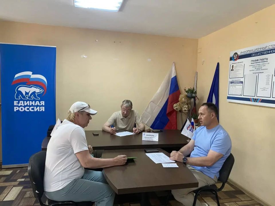 Александр Пеняев: В ходе очередного приема, который провел на площадке общественной приемной «Единой России» в Ясиноватой вместе с заместителем главы администрации округа Александром Пеняевым, ответили на вопросы жителей... Александр Пеняев: В ходе очередного приема, который провел на площадке общественной приемной «Единой России» в Ясиноватой вместе с заместителем главы администрации округа Александром Пеняевым, ответили на вопросы жителей...