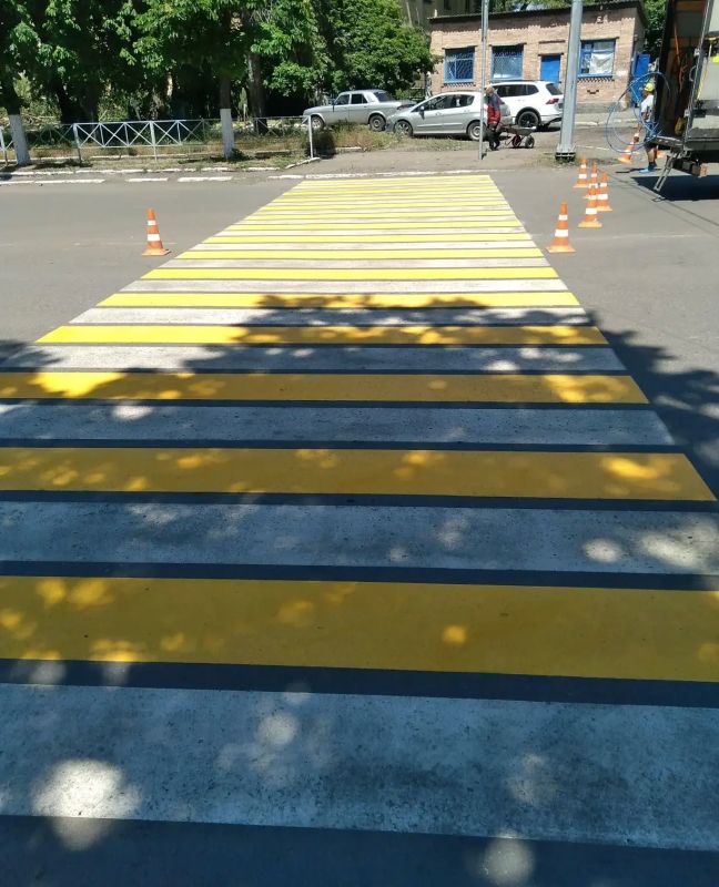 В Снежном обновляют дорожную инфраструктуру В Снежном обновляют дорожную инфраструктуру