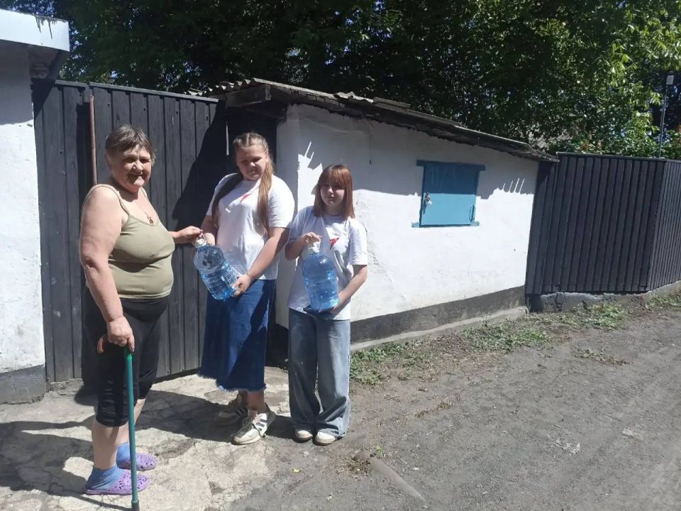 Акция «Маленькие добрые дела» продолжает пополнятся добрыми делами, сделанными жителями г.Моспино. Так, сегодня, 22 мая, учащиеся ГБОУ "Школа №152 им. Героев-десантников г.о.Донецк" и ГБОУ «Школа № 153 г.о. Донецк»... Акция «Маленькие добрые дела» продолжает пополнятся добрыми делами, сделанными жителями г.Моспино. Так, сегодня, 22 мая, учащиеся ГБОУ "Школа №152 им. Героев-десантников г.о.Донецк" и ГБОУ «Школа № 153 г.о. Донецк»...