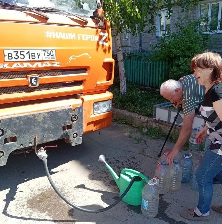 В Кировском внутригородском районе при поддержке региона-шефа Московская область продолжается подвоз воды для жителей домов, в которые в установленный графиком день не поступила вода В Кировском внутригородском районе при поддержке региона-шефа Московская область продолжается подвоз воды для жителей домов, в которые в установленный графиком день не поступила вода