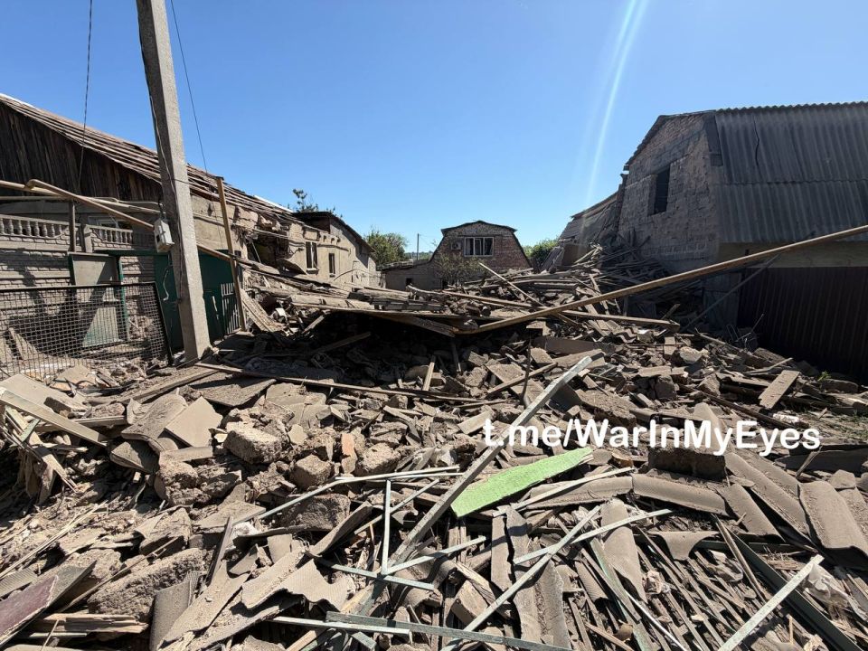 Последствия прилета ударного БПЛА в Ворошиловском районе Донецка сегодня ночью, в результате прямого попадания полностью разрушен частный жилой дом Последствия прилета ударного БПЛА в Ворошиловском районе Донецка сегодня ночью, в результате прямого попадания полностью разрушен частный жилой дом