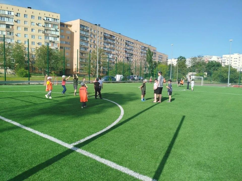 Ко дню освобождения Мариуполя для детей и молодежи провели «Праздник мяча» Ко дню освобождения Мариуполя для детей и молодежи провели «Праздник мяча»
