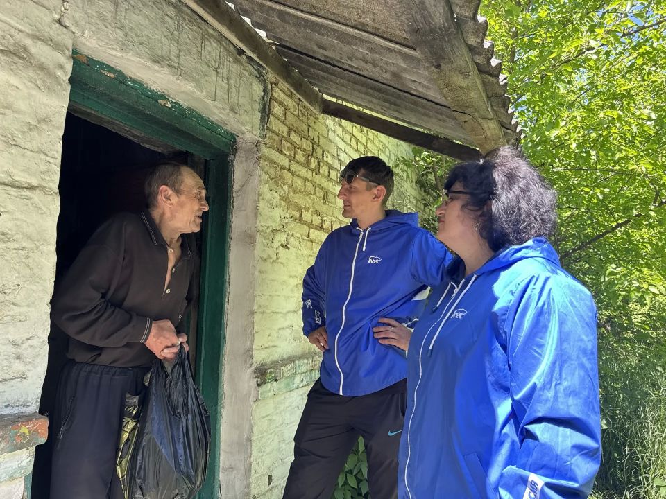 В рамках федеральной кампании «Маленькие добрые дела» местное отделение партии «Единая Россия» навестило пожилого мужчину, который не видит и не слышит