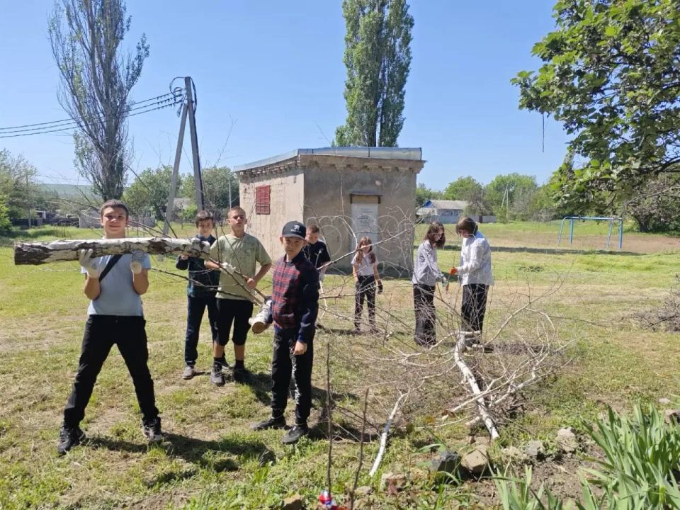 Ещё одними активными и трудолюбивыми участниками акции «Маленькие добрые дела» стали учащиеся 9 класса ГБОУ «Школа № 153 г.о. Донецк», которые провели уборку прилегающей территории и высадили саженцы молодых деревьев Ещё одними активными и трудолюбивыми участниками акции «Маленькие добрые дела» стали учащиеся 9 класса ГБОУ «Школа № 153 г.о. Донецк», которые провели уборку прилегающей территории и высадили саженцы молодых деревьев