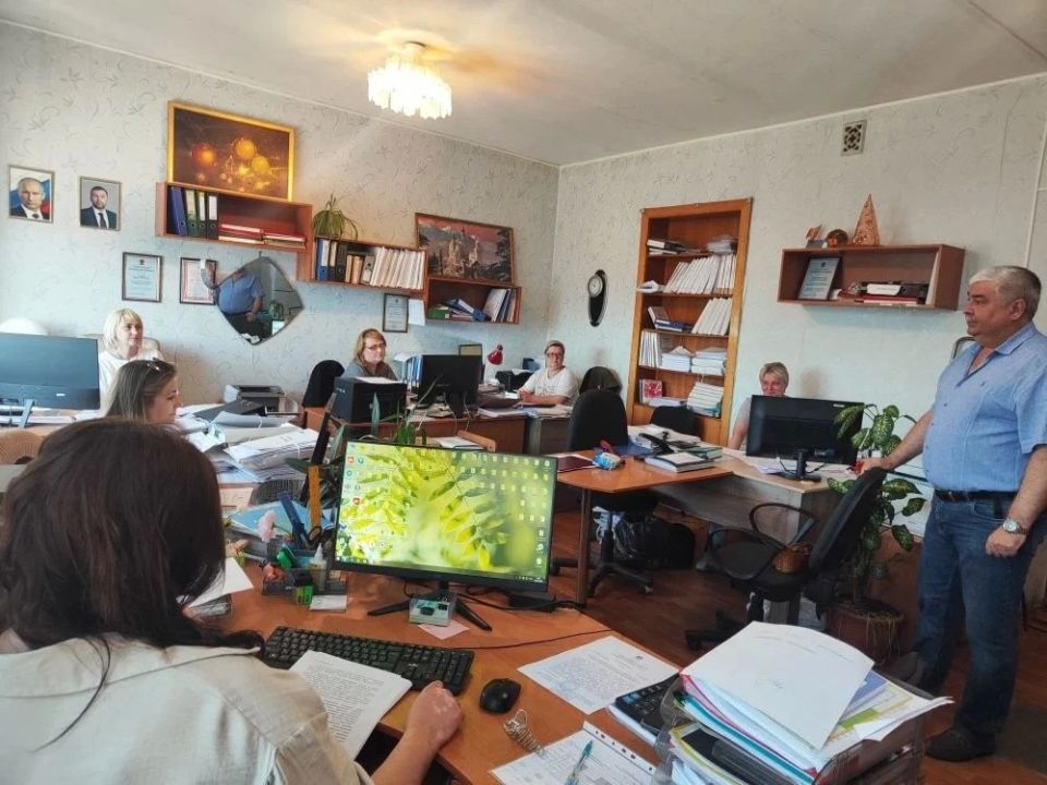 Депутат Торезского городского совета Игорь Невалённый провел встречу с сотрудниками отдела финансового обеспечения и бухгалтерского учёта администрации городского округа Торез