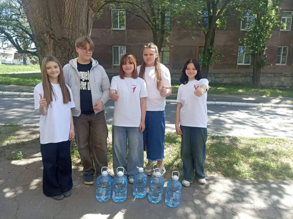 Акция «Маленькие добрые дела» продолжает пополнятся добрыми делами, сделанными жителями г.Моспино. Так, сегодня, 22 мая, учащиеся ГБОУ "Школа №152 им. Героев-десантников г.о.Донецк" и ГБОУ «Школа № 153 г.о. Донецк»...