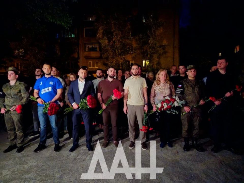 В Донецке прошел траурный митинг в память о погибших в Старобельске В Донецке прошел траурный митинг в память о погибших в Старобельске
