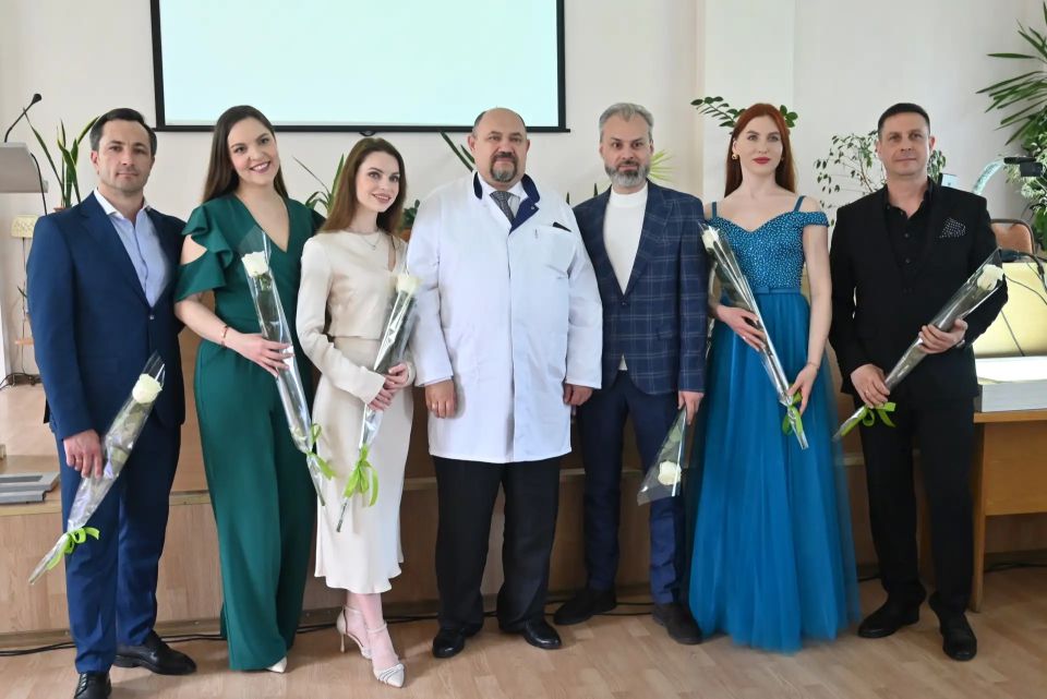 Не болейте, доктор!. Вокалисты Музыкально-драматического театра имени М.М. Бровуна поздравили с профессиональным праздником — Днём травматолога, который отмечается во всём мире 20 мая, сотрудников Республиканского центра... Не болейте, доктор!. Вокалисты Музыкально-драматического театра имени М.М. Бровуна поздравили с профессиональным праздником — Днём травматолога, который отмечается во всём мире 20 мая, сотрудников Республиканского центра...