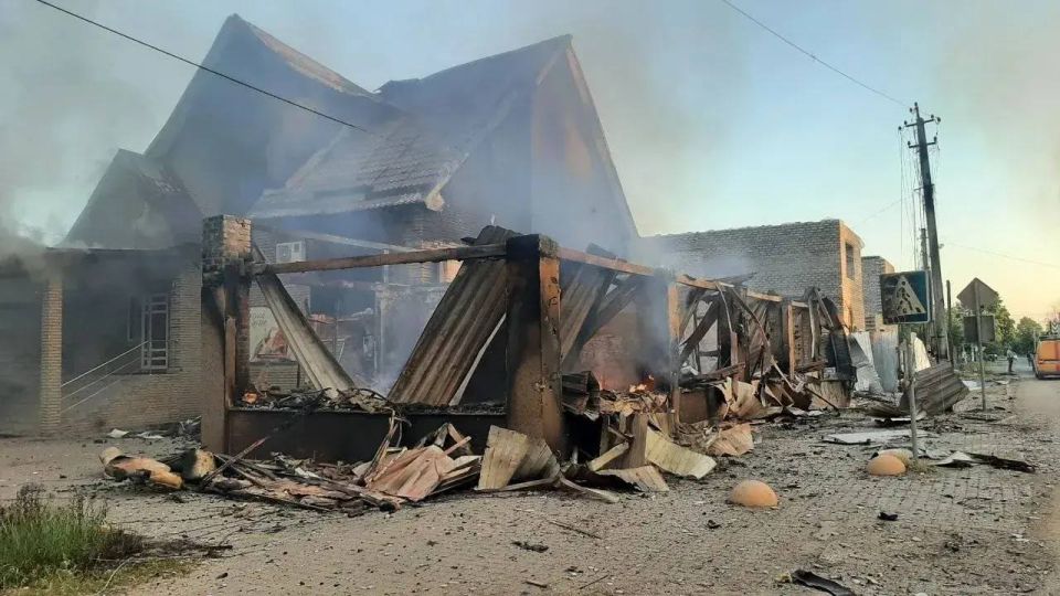 35 детей ранены после ночной атаки ВСУ на колледж в ЛНР: их продолжают доставать из-под завалов 35 детей ранены после ночной атаки ВСУ на колледж в ЛНР: их продолжают доставать из-под завалов