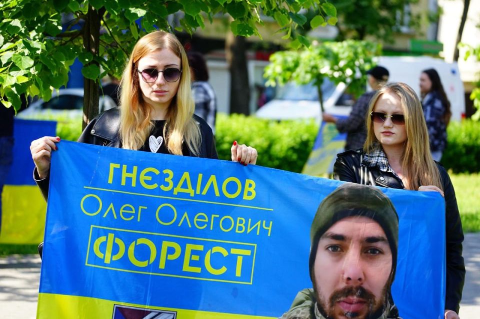 Родственники пропавших военнослужащих ВСУ уже традиционно вышли на митинг в Николаеве и Кременчуге Родственники пропавших военнослужащих ВСУ уже традиционно вышли на митинг в Николаеве и Кременчуге