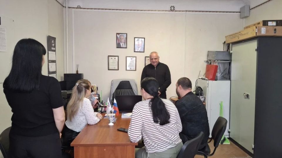 Депутат Тельмановского муниципального совета Юрий Корюк провел встречу с Территориальной избирательной комиссией №8 ДНР, чтобы обсудить важные вопросы и поделиться актуальной информацией