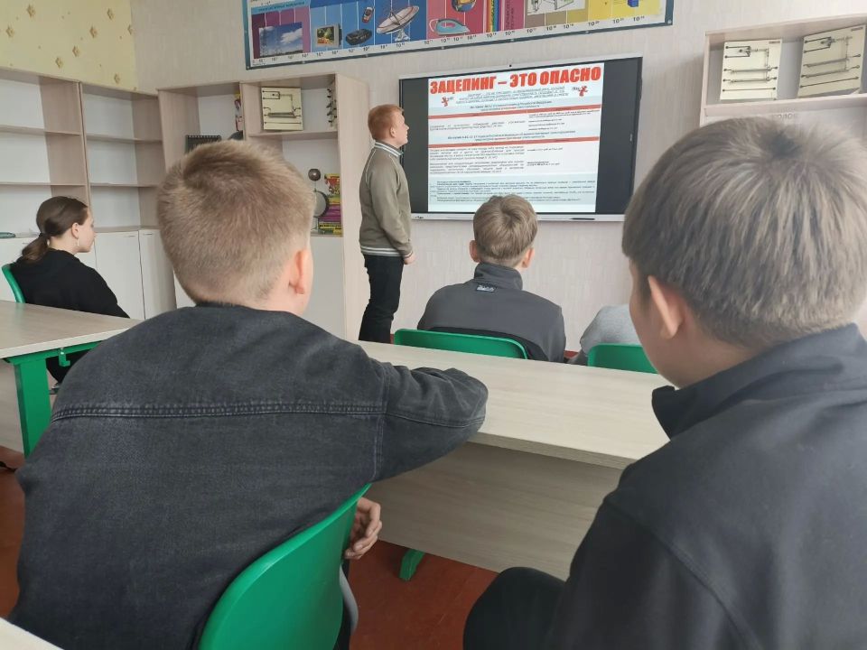 В школах Снежного прошли комплексные уроки безопасности для учащихся В школах Снежного прошли комплексные уроки безопасности для учащихся