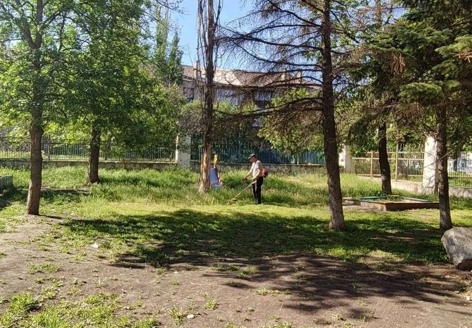 Сегодня, 22 мая, при поддержке Донецкого регионального отделения Единая Россия в рамках проекта "Маленькие добрые дела", сотрудниками Зугрэсского городского Дворца культуры, был произведён покос травы и расчищена территория... Сегодня, 22 мая, при поддержке Донецкого регионального отделения Единая Россия в рамках проекта "Маленькие добрые дела", сотрудниками Зугрэсского городского Дворца культуры, был произведён покос травы и расчищена территория...